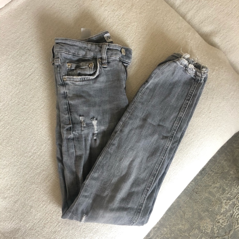Zara light grey ripped ankle jeans sz 2